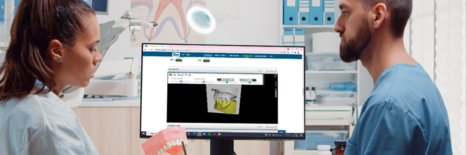 Radiologista mostra para o cirurgião-dentista o molde do arcada dentária. Ao fundo é possível visualizar o modelo digital na tela do computador.