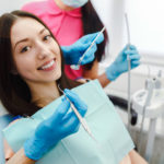 Paciente realiza procedimento em consultório odontológico